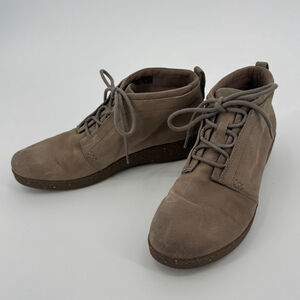 Dansko Ellen Chukka Taupe Suede Lace-Up Ankle Boots Size 9.5
